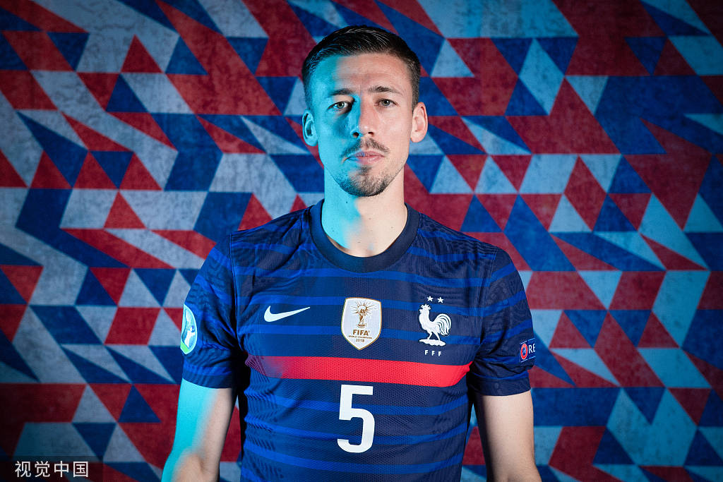 高清图:法国官方写真照 姆巴佩怀抱皮球自信满满