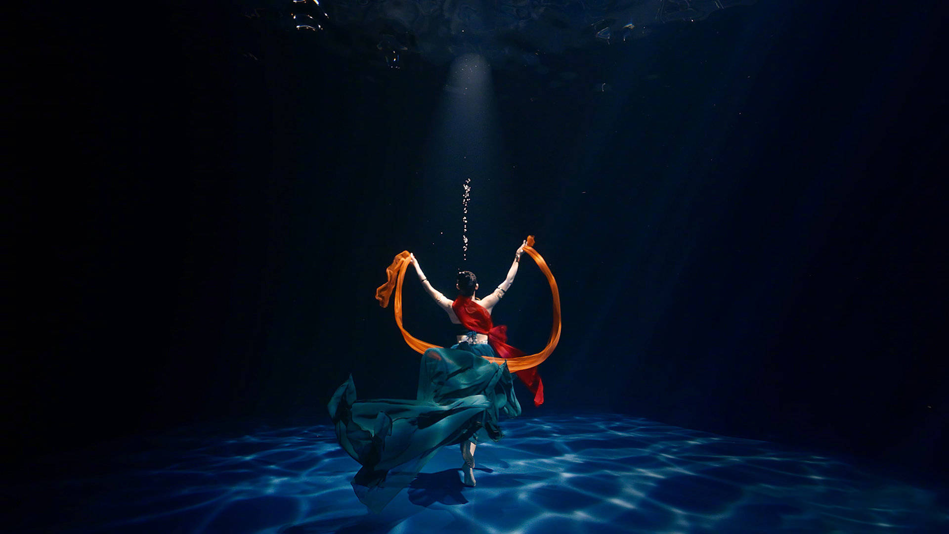 河南卫视洛神舞爆红!打磨两个月,泡在水下26小时拍出,美到词穷_飞天