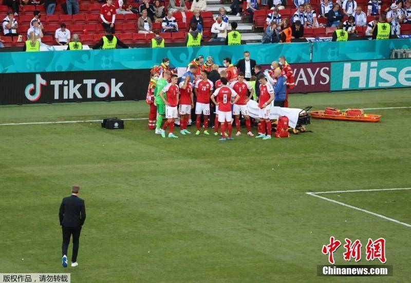 欧洲杯催泪一幕!丹麦球员倒地 队友筑"人墙"守护