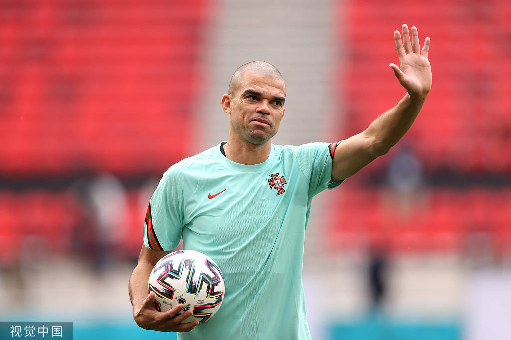 高清图:葡萄牙训练备战 c罗佩佩"骑马打仗"