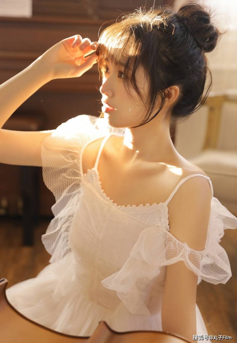 性感美女时尚写真:大提琴少女纯白连衣裙,清纯甜美可爱迷人!