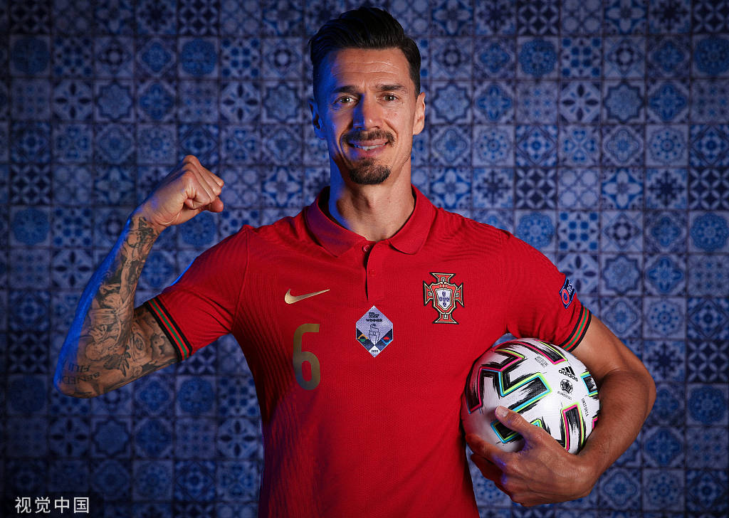 高清图葡萄牙官方写真发布c罗振臂高呼精力充沛