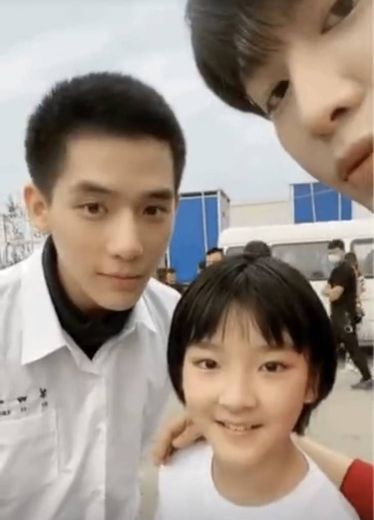 范丞丞和王安宁同框直播剧组全员为范丞丞庆生