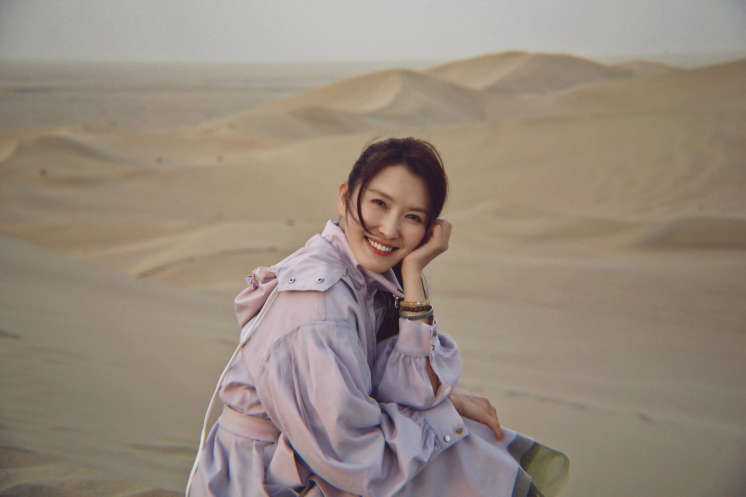 徐洁儿戈壁敦煌写真曝光 率性洒脱治愈感十足