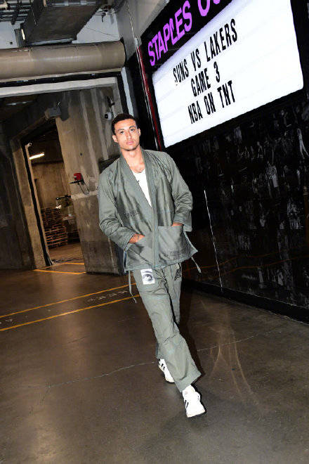 放一波nba潮男穿搭,有机器人伦纳德哦,难得一见的花伦,还有威少
