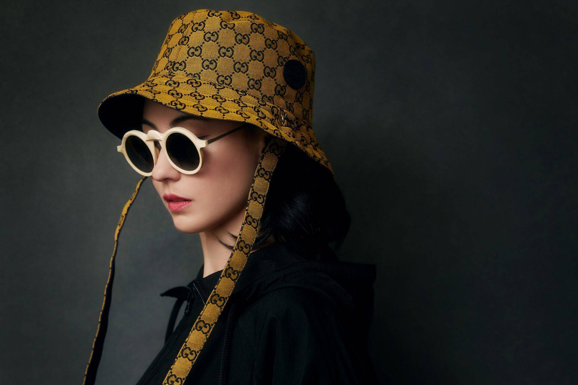 张柏芝时尚驾驭力在线,渔夫帽复古墨镜,时尚摩登