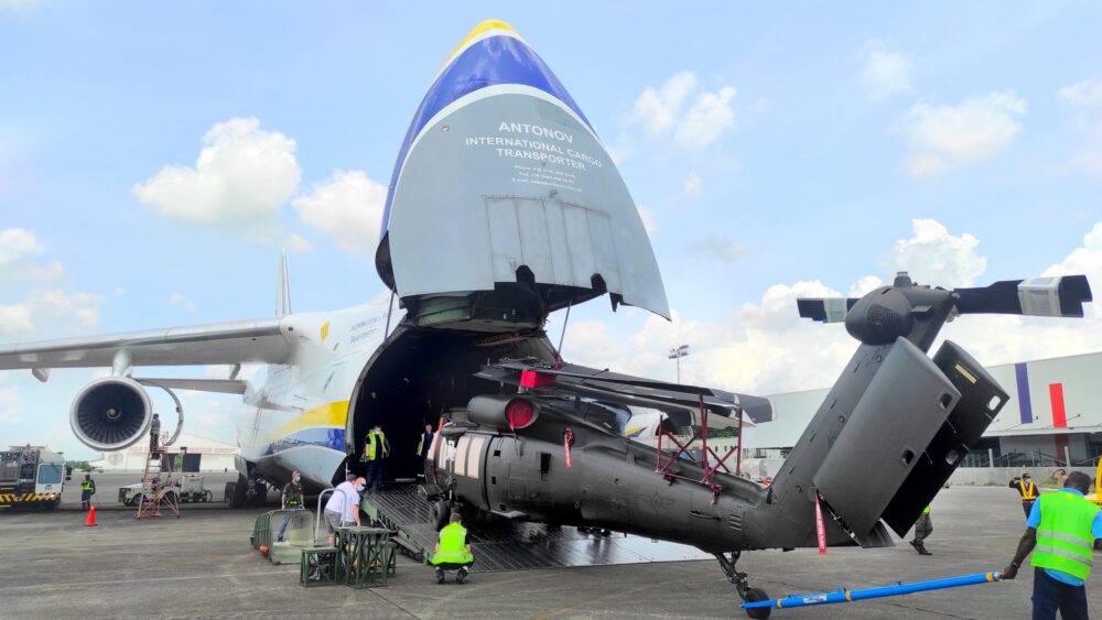 an-124-100运输机同时运送5架"黑鹰"直升机-搜狐大视野-搜狐新闻