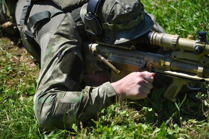 俄军狙击精英齐聚阿拉比诺训练场,各显神通挑战狙击竞赛!_狙击手