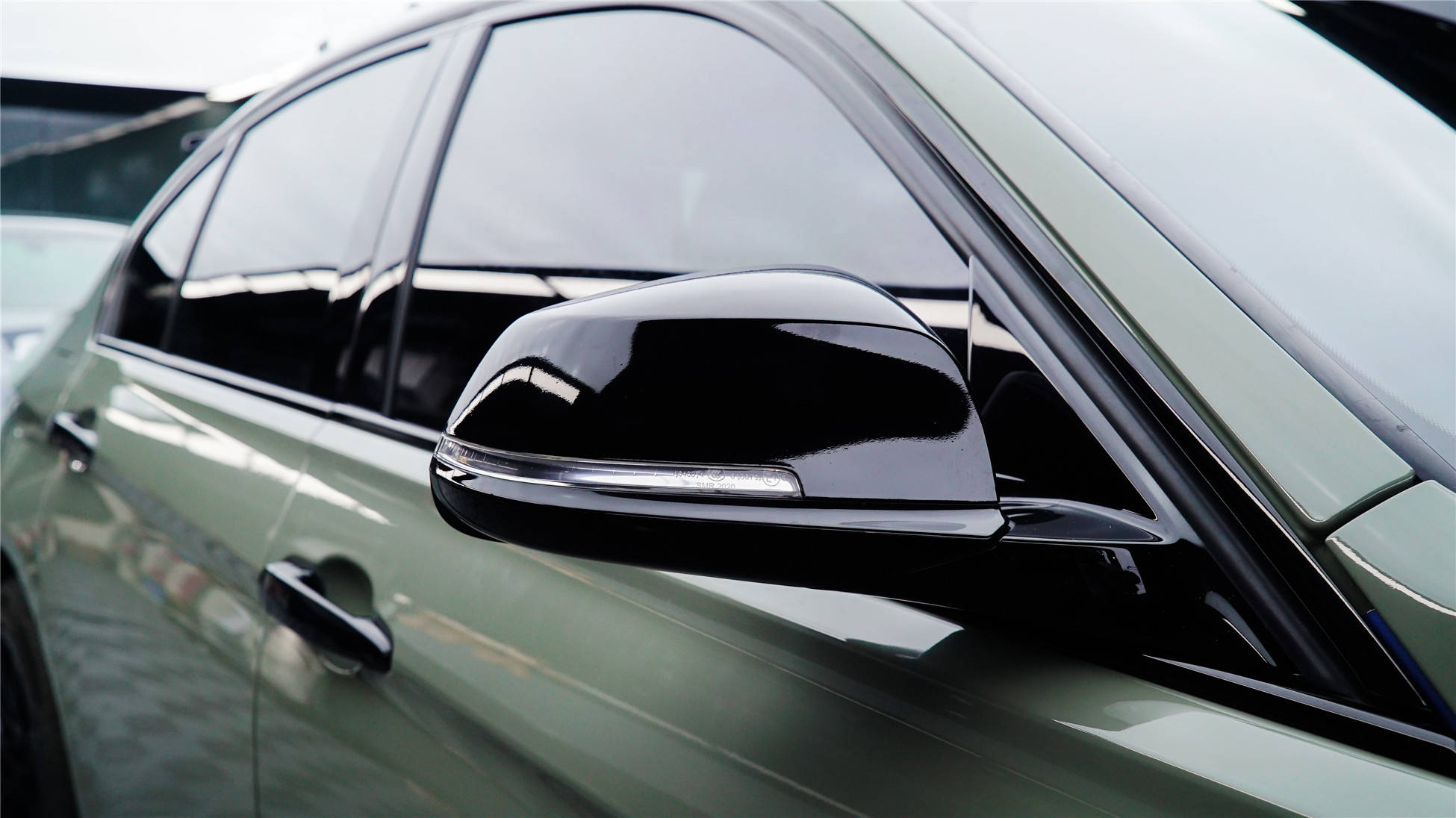 宝马325li水晶装甲绿车身改色