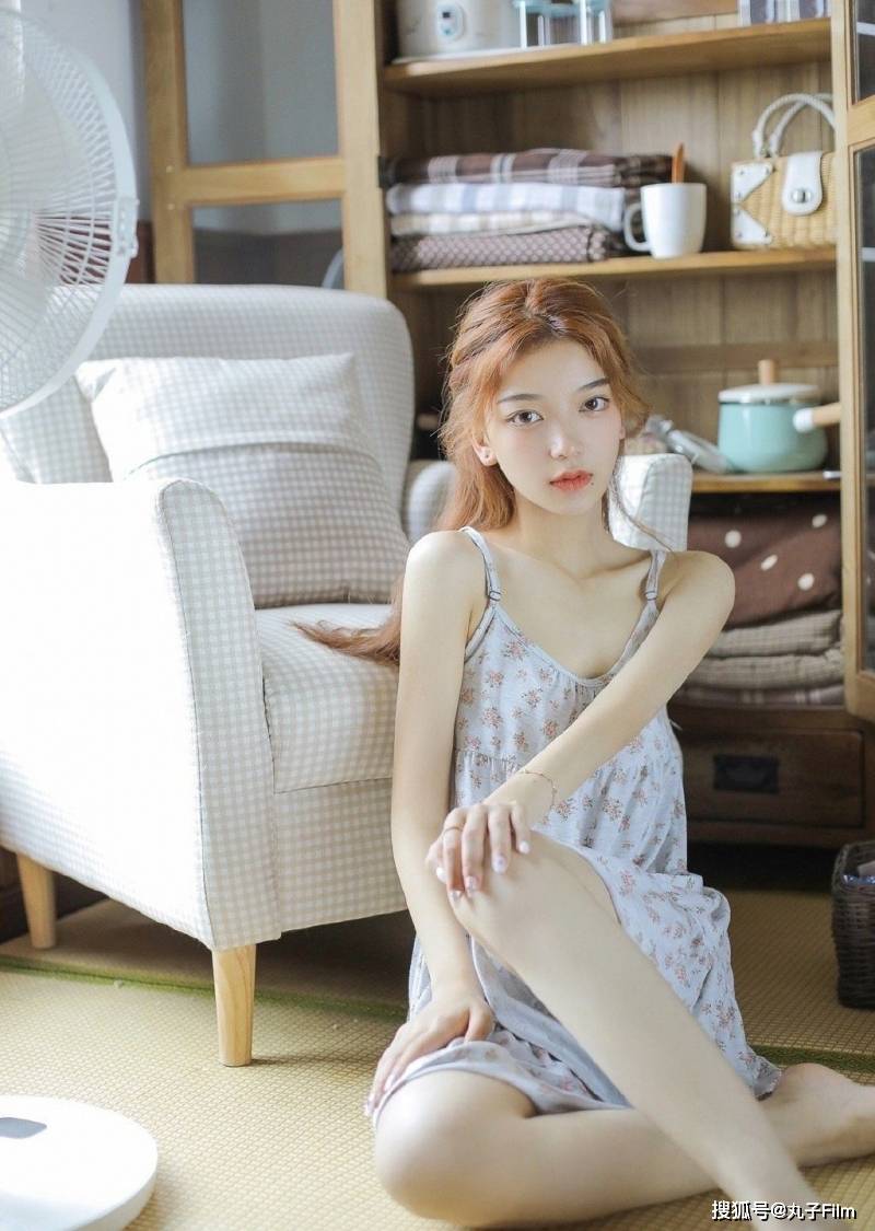 性感美女时尚写真:碎花吊带少女锁骨精致漂亮,清纯甜美可爱迷人!