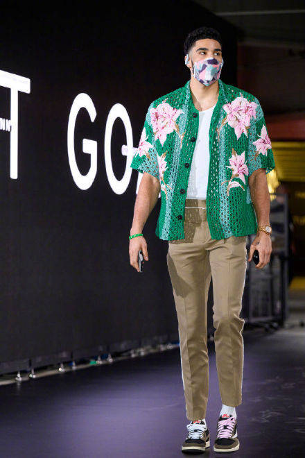 花花绿绿的nba夏天到了让我们look那些头上带花的肌肉男吧