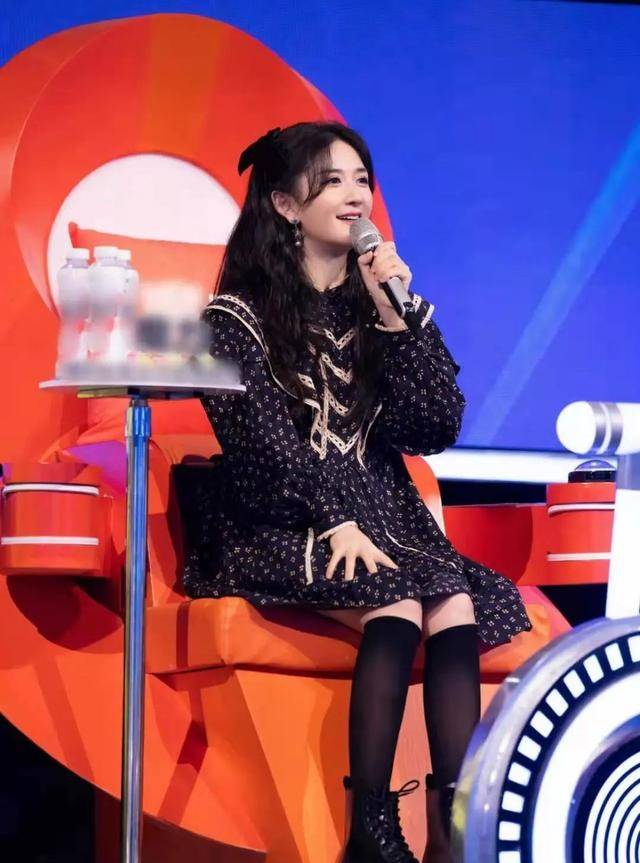 原创谢娜怀二胎以后更时髦穿马丁靴还光腿带火了孕妈妈新时尚