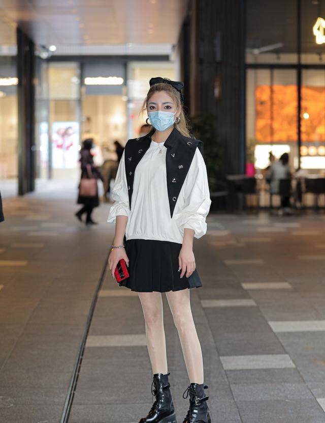 原创春天街头的王者荣耀就是一双霸气的马丁靴让小姐姐焕然新生