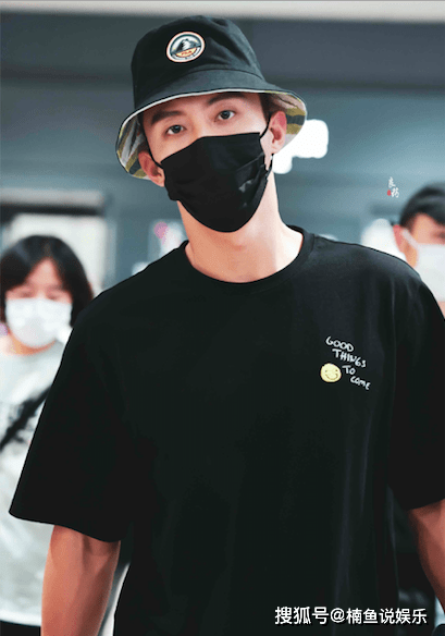 也难掩帅气,黄景瑜1米87的身高优势,连眼神都是妥妥的"男朋友视角"