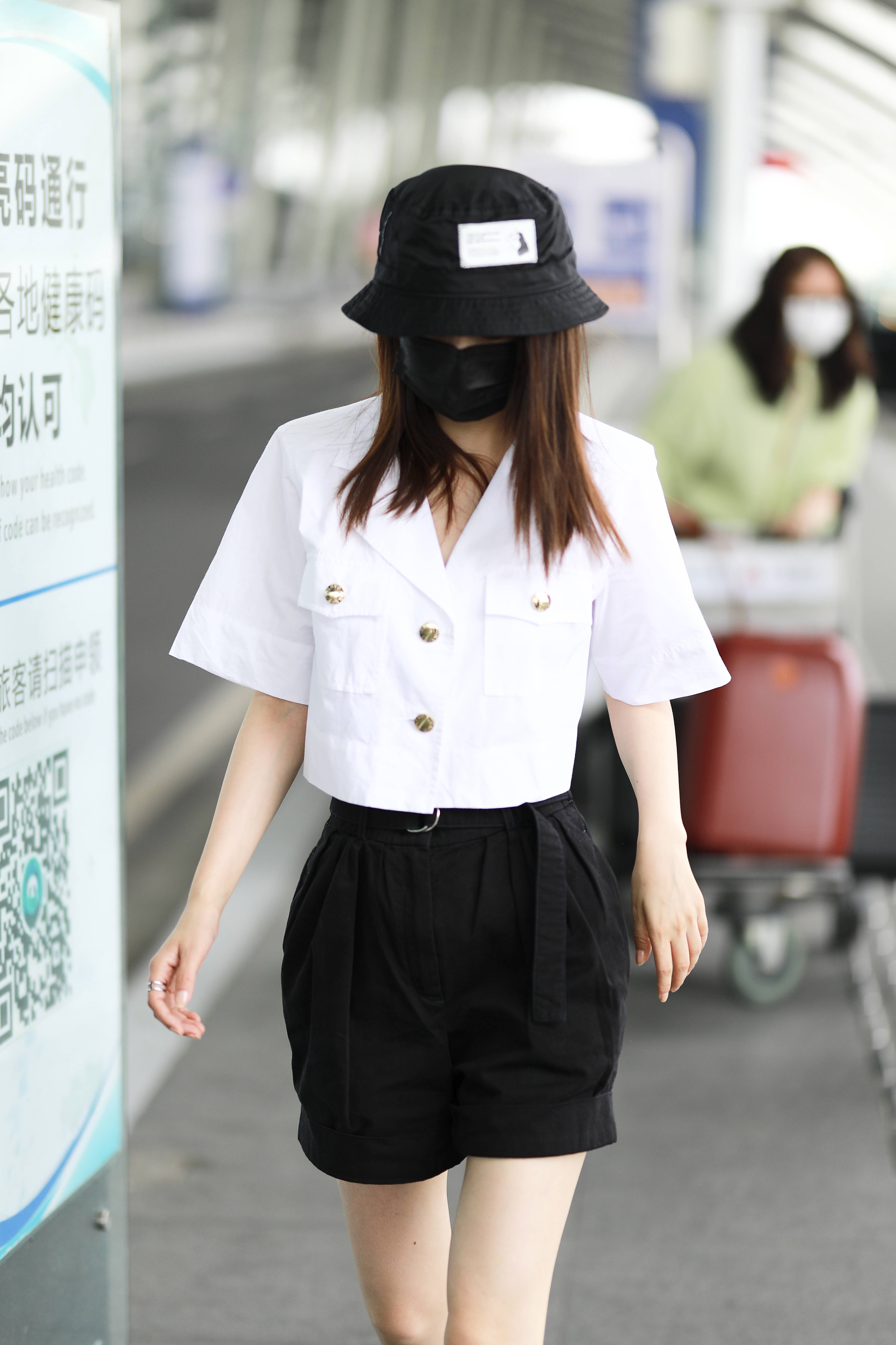 李沁与肖战聚餐后现身机场 穿白衫黑裙简约知性