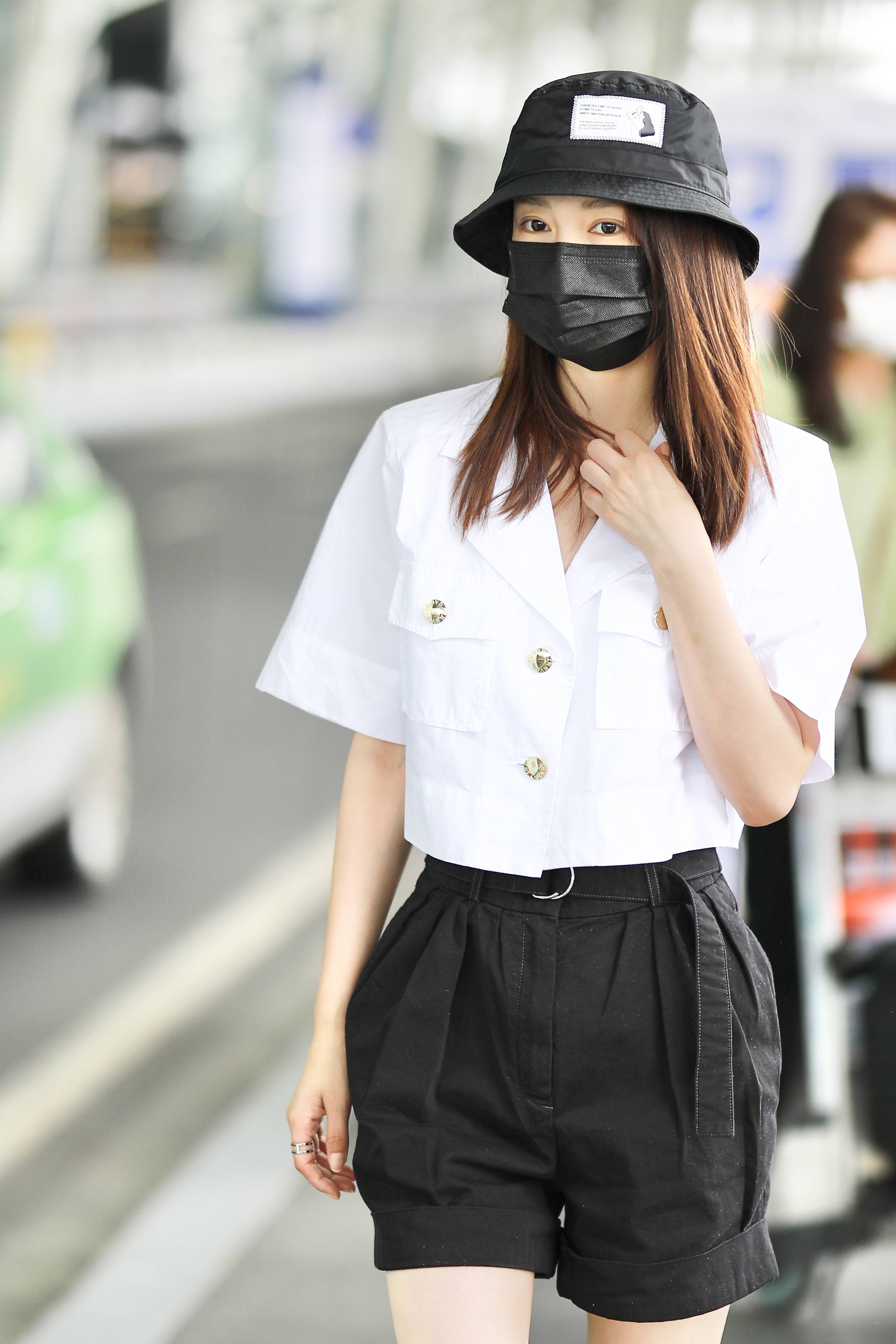 李沁与肖战聚餐后现身机场 穿白衫黑裙简约知性