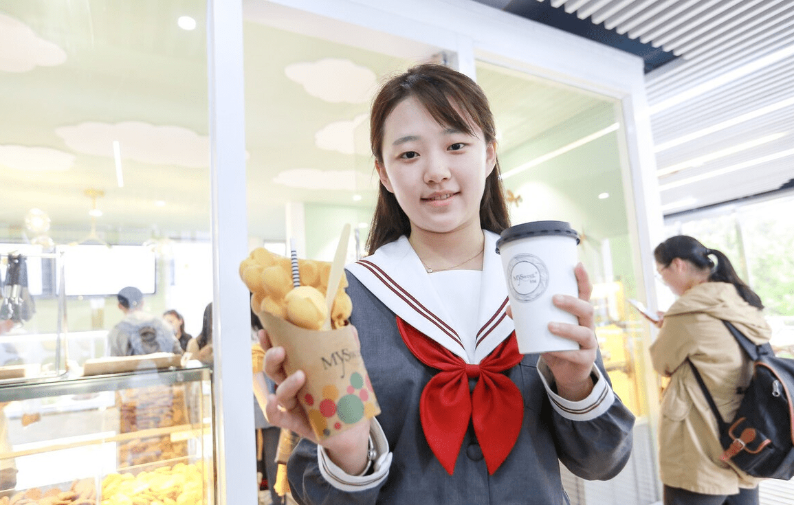 朱婷从小生活在一些相对贫困的家庭.他家有五个姐妹.