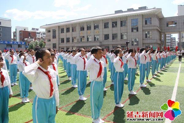 13时,延吉市梨花小学党支部书记王兆昕双手接过新兴小学护旗