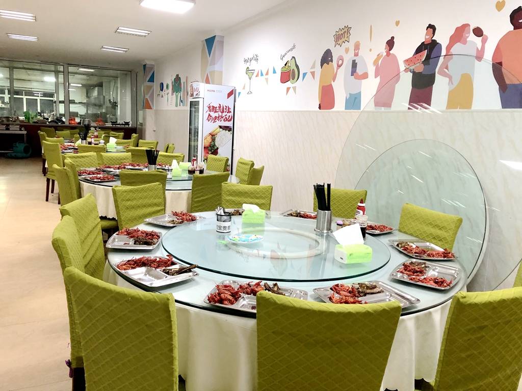 一楼会议室还摆放了泡面,奥尔良烤腿,虎皮蛋糕,火腿肠等小零食,能够