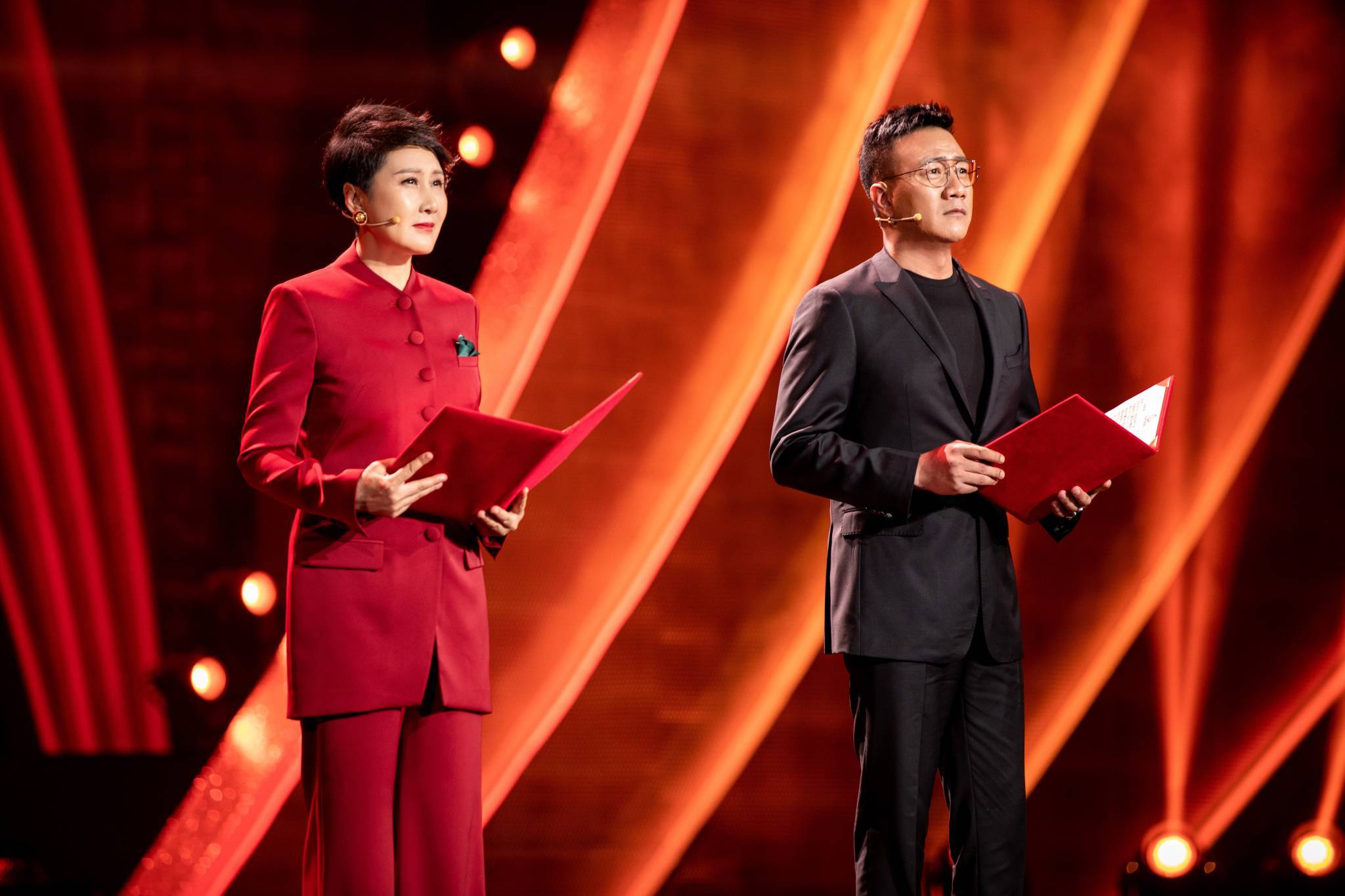 胡军亮相央视百年电影节目西装革履散发男性成熟魅力