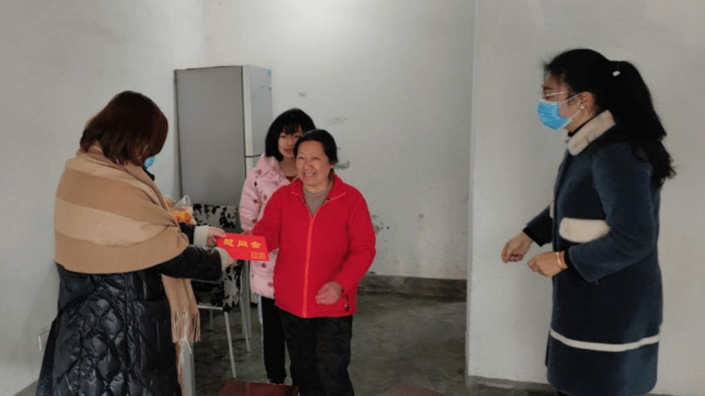 成都市蒲江县委常委,宣传部部长李梅走访慰问低保户