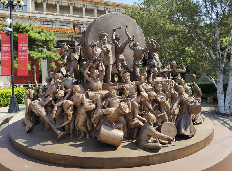 鼓把大家融合在一起,"鼓舞"我们向前进