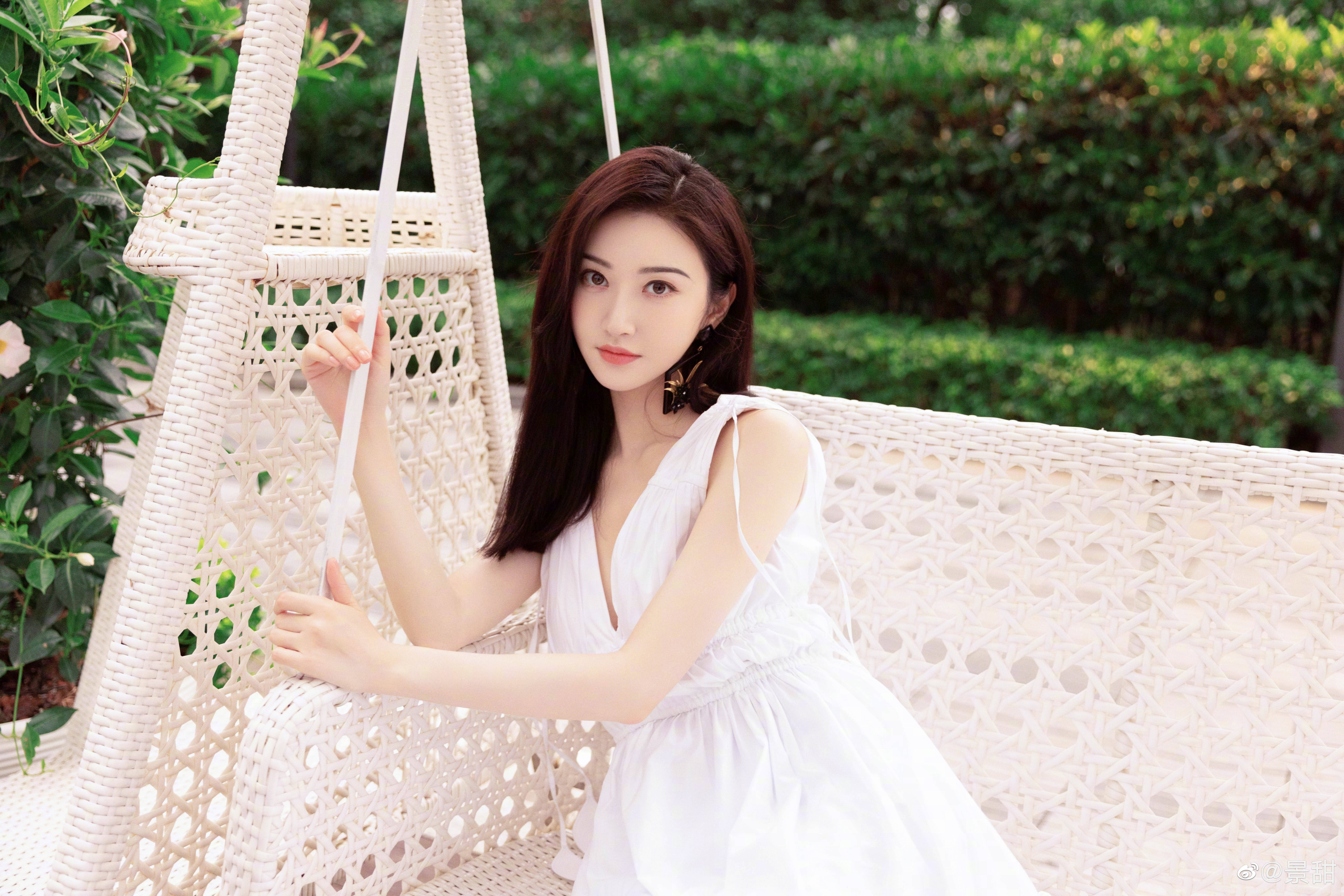 景甜花园大片夏日氛围满满 穿白色连衣裙清新纯净