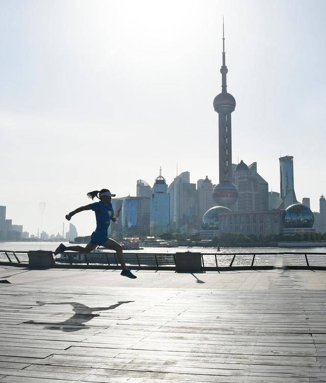 原创欣赏作品外滩的晨跑者矫健的步伐健美的身影