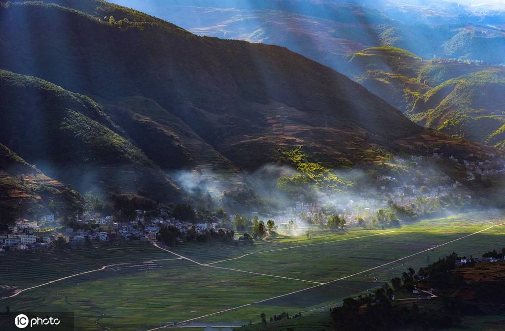 云南昆明寻甸金源乡晨雾弥漫 堪称"中国的魔界"