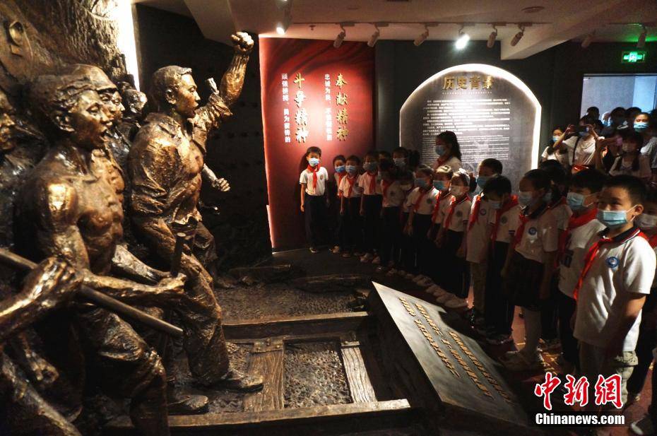 民众“七一”在郑州参观二七纪念堂-搜狐大视野-搜狐新闻