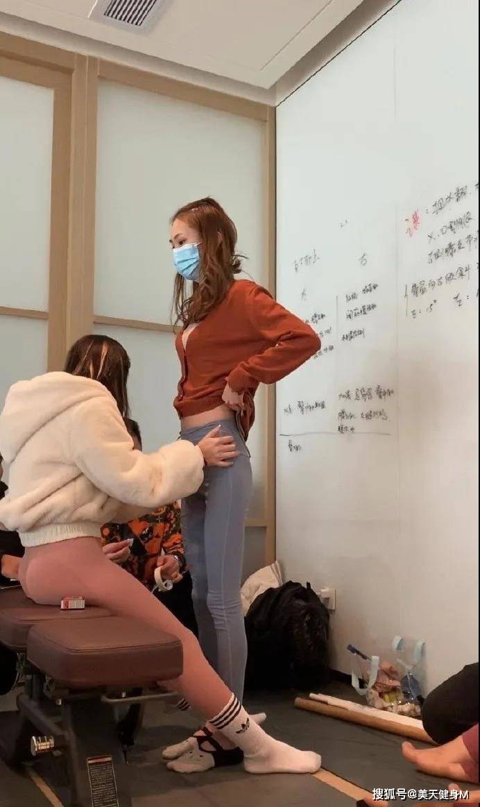 健身女教練秀身材，評論區畫風清奇，這身材美翻了 健身減肥達人 第3张