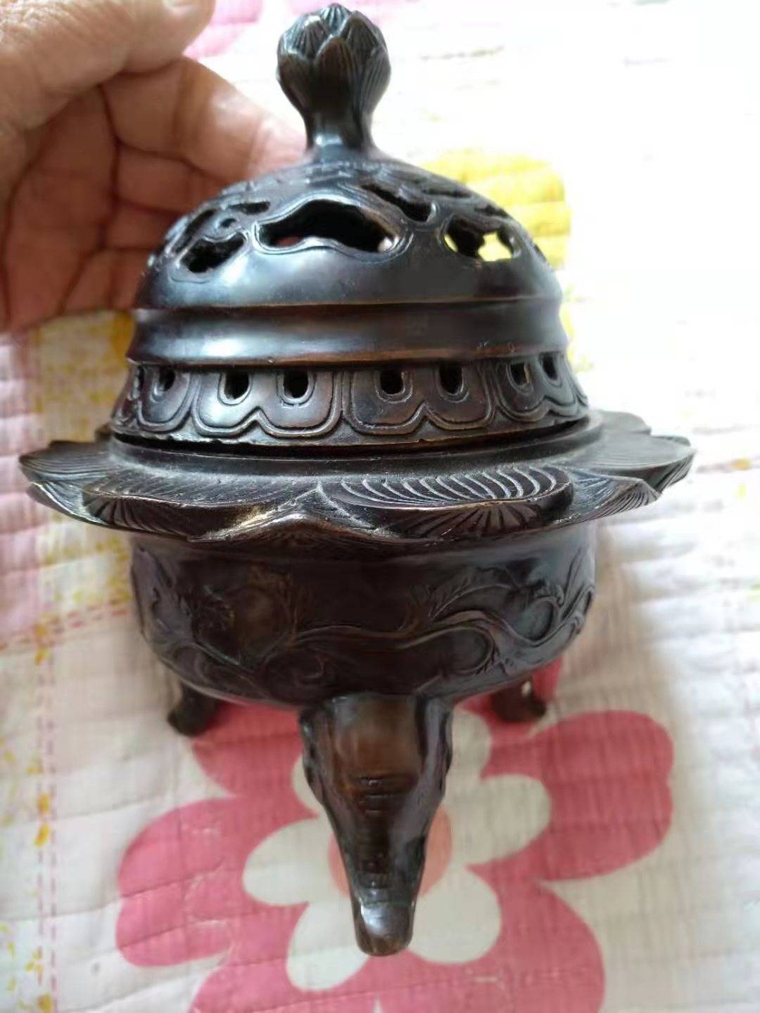 一直以来,铜器铸造更多用于奢华的陈设品和生活用具,香炉作为我国古代