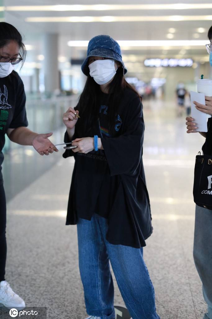 金靖身穿黑色印花宽大t恤搭配蓝色宽松牛仔裤现身