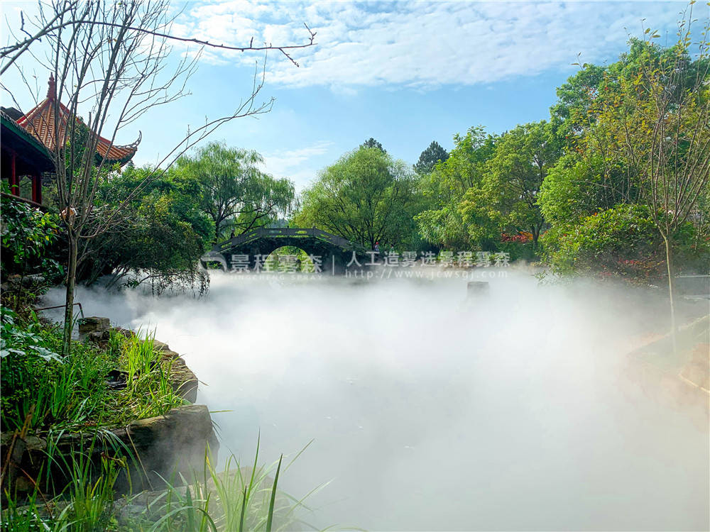 大小的水颗粒,当空气中的水颗粒到达一定密度就能形成像雾一样的效果