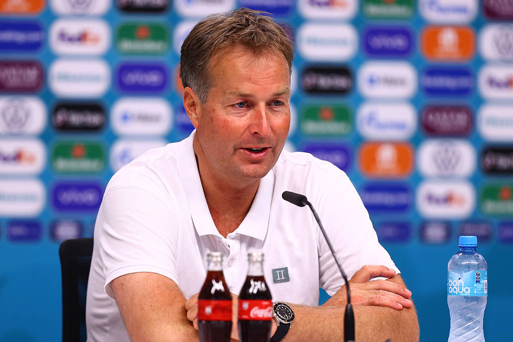 高清图:捷克1-2丹麦 尤尔曼德莱尼出席发布会