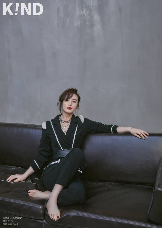 蒋勤勤拳击造型写真曝光 皮肤白皙露锁骨性感迷人