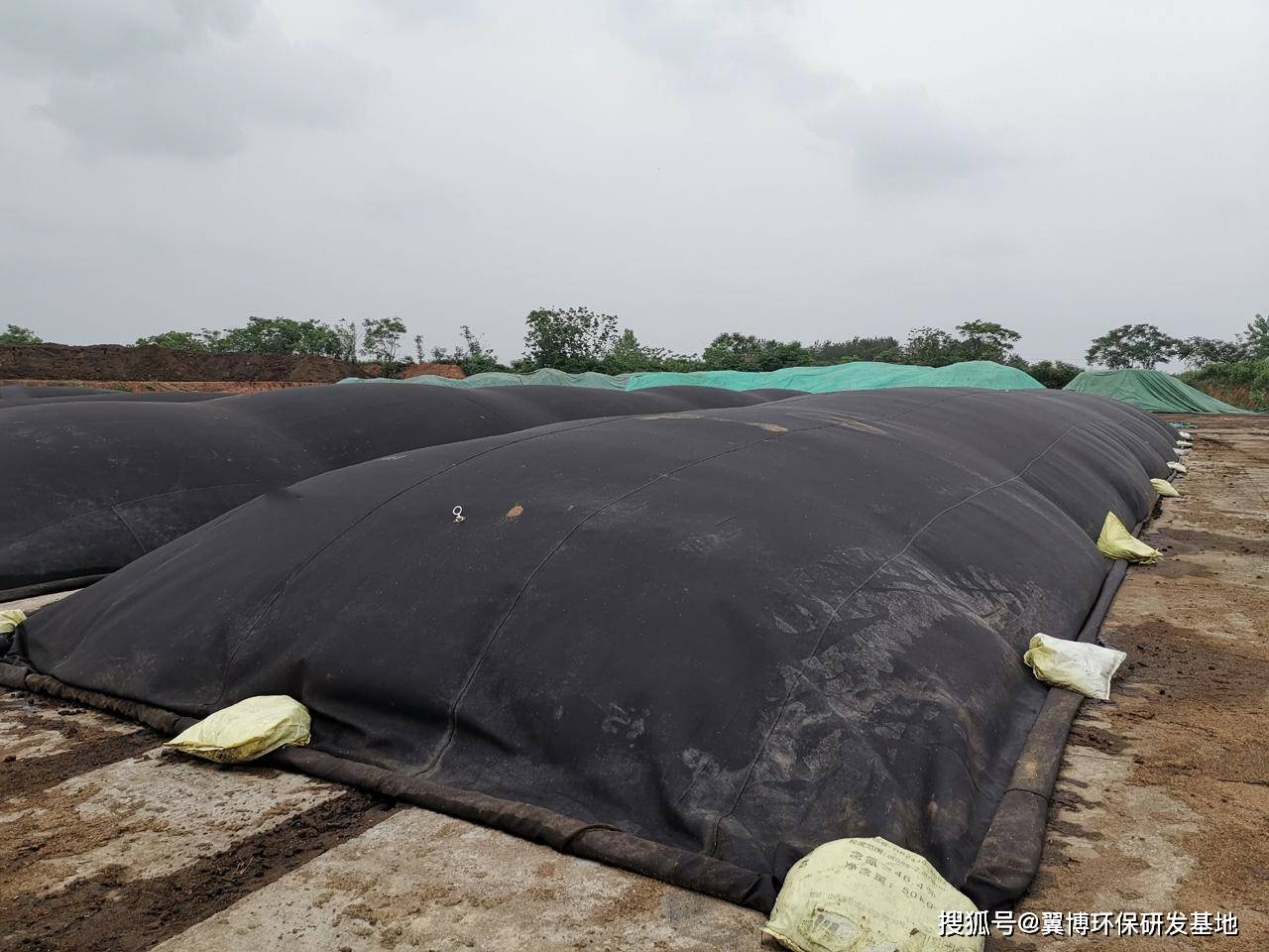 堆肥在分子膜内进行微生物好氧发酵