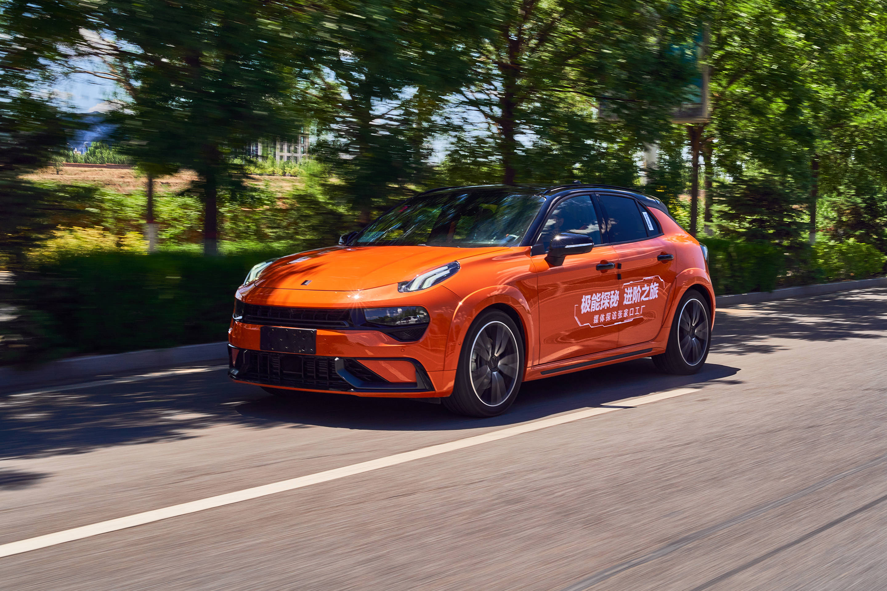 试驾国产小钢炮领克02hatchback探访领克汽车工厂