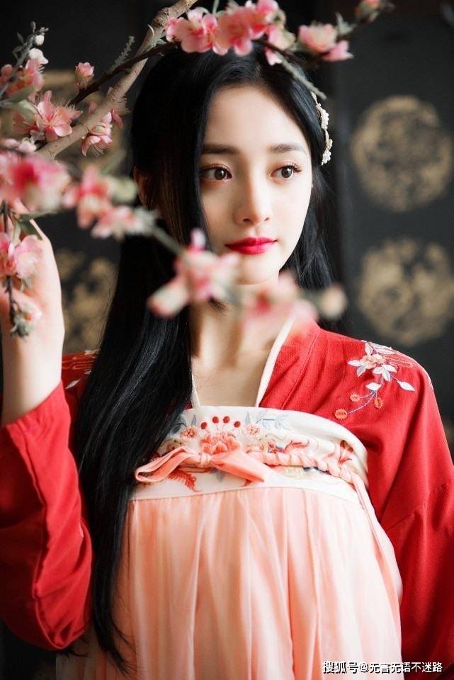 身姿|周洁琼，桃花树旁轻抚琵琶，优雅身姿，满满的古韵古风