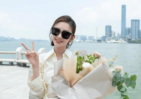 姐妹|唐艺昕新剧杀青照，和周迅演姐妹，搭档范世琦，产后复出状态超可