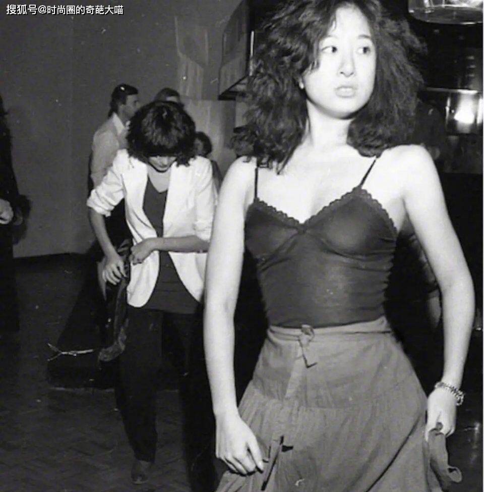 女王|?王薇薇72岁身材不走样，庆生照背影似27岁妙龄女孩，不见半分老态