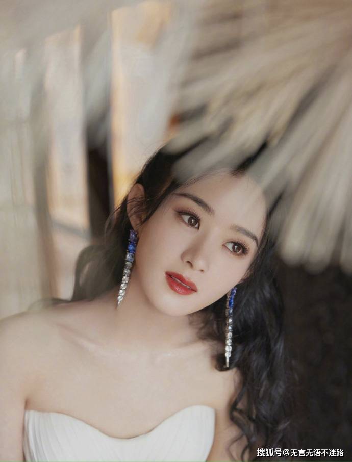 倾国倾城|赵丽颖，一袭露肩白色长裙，倾国倾城，尽显女性之美
