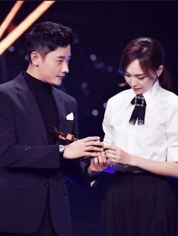 传闻|曝唐嫣小腹隆起疑似有喜，本人晒自拍力破二胎传闻，37岁依旧娇艳