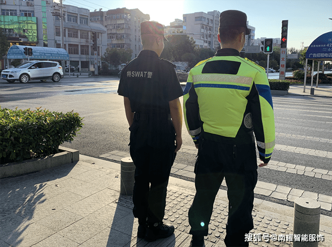 交警安防空调服,在如火盛夏中静音出风,防晒降温,带来凉爽,减少交警