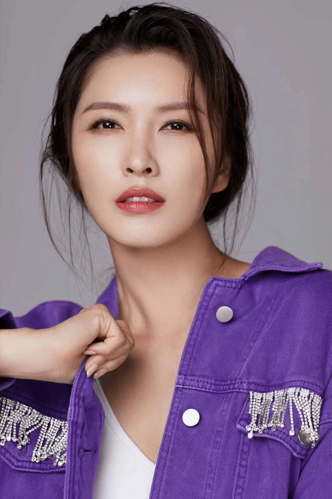 吊带|徐洁儿运动休闲风写真曝光 甜美率性活力十足