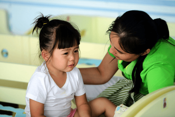 带着|孩子到幼儿园又哭又闹，家长连哄带骗，不如提前做好这些准备