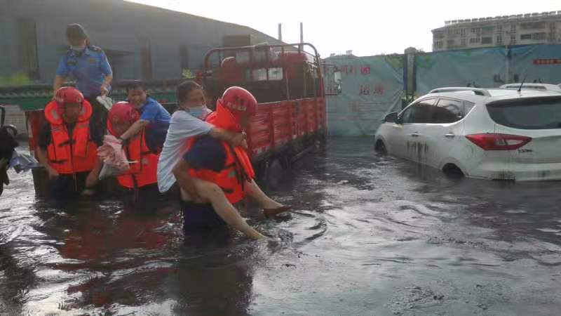 城市内涝车辆被淹襄阳消防紧急救援
