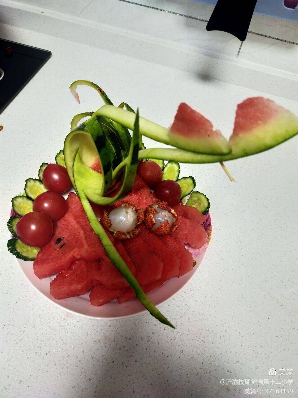 孩子们在家长的帮助下做了自己喜欢的水果拼盘