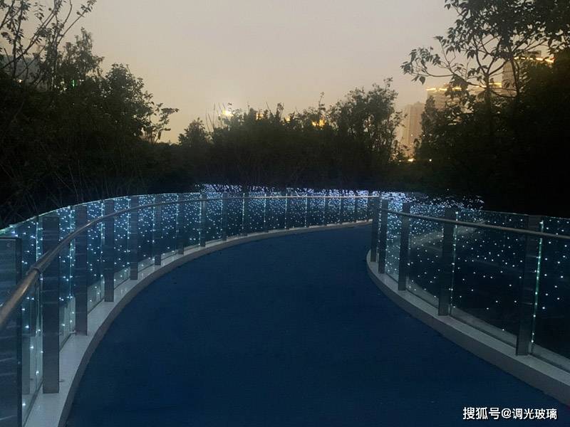 汇驰打造成都"丝路云锦"led发光玻璃网红桥_公园