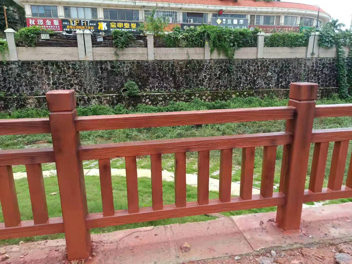 安全防护 广东仿木栏杆助力河道仿木栏杆 景观仿木护栏保障安全